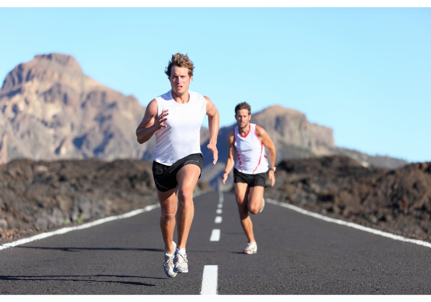 Скорость спортсмена бегуна. Спортсмен бежит. Спортивные люди. Человек на пробежке. Парень бежит.